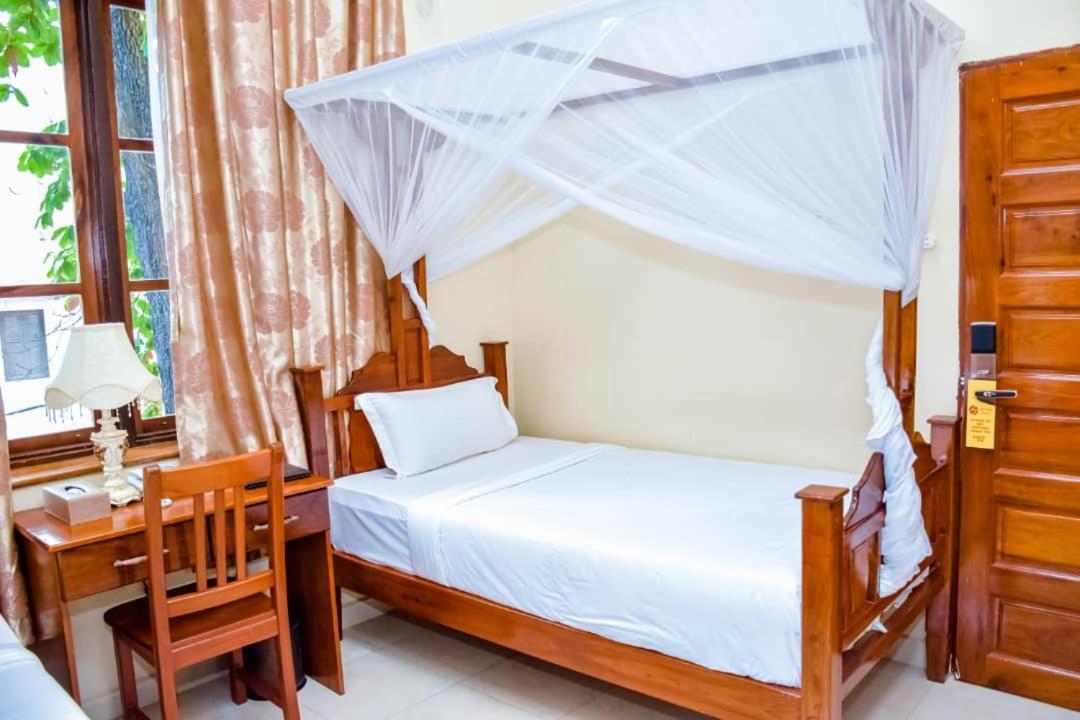 Red Sun Lodge Kokoni Ngambo Bagian luar foto