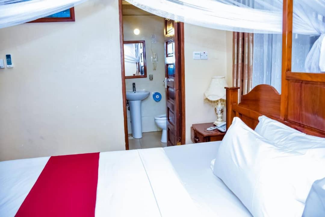 Red Sun Lodge Kokoni Ngambo Bagian luar foto