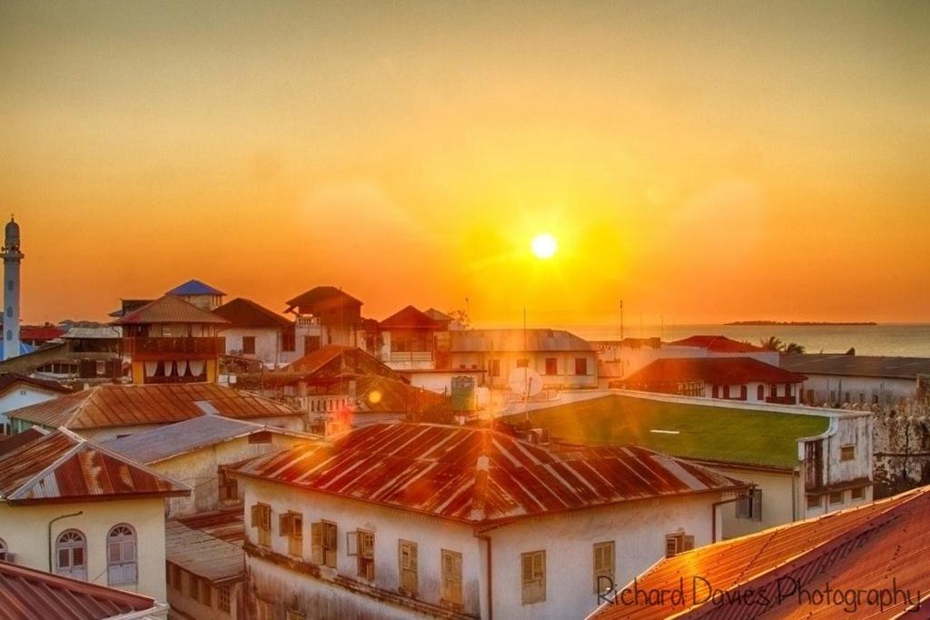 Red Sun Lodge Kokoni Ngambo Bagian luar foto