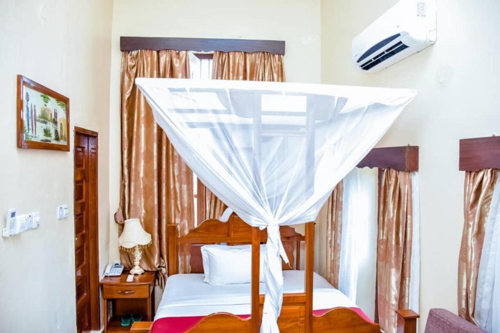 Red Sun Lodge Kokoni Ngambo Bagian luar foto