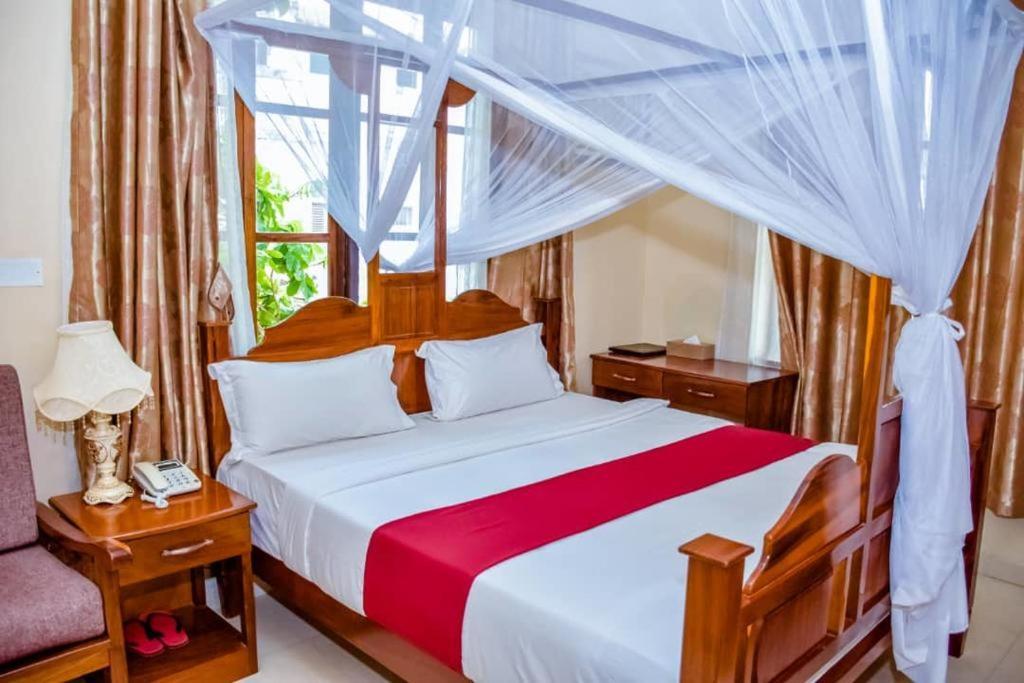 Red Sun Lodge Kokoni Ngambo Bagian luar foto