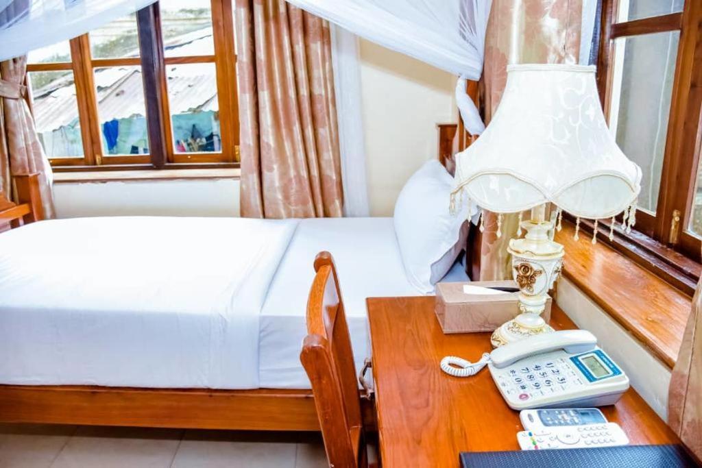 Red Sun Lodge Kokoni Ngambo Bagian luar foto